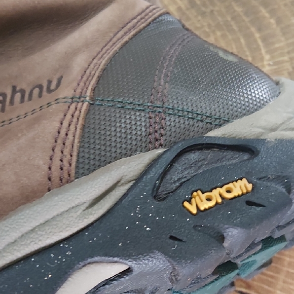 Ahnu Winter Boots With Vibram Sparkle Soles And Thinsulate 400 Gram Insulation - Picture 10 of 10